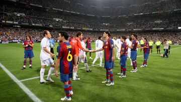 Casillas saluda a Rafa Márquez en el pasillo que el Barcelona le hizo al Real Madrid en el Bernabéu en 2008.