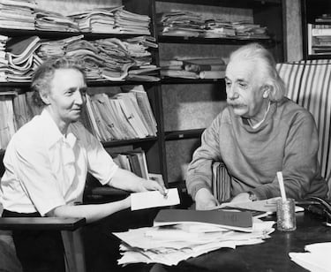 Y cerramos el fotorrelato con una fotografía tomada el 20 de marzo de 1948 en la que aparecen juntos dos grandes científicos del s. XX compartiendo una conversación informal en el estudio de la casa de Einstein en Princeton.