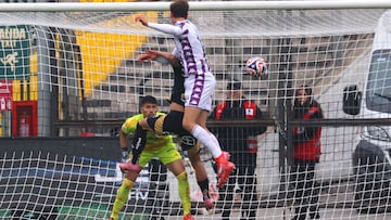 Futbol, Colo Colo vs Real Valladolid.
Partido amistoso 2025.
El jugador de Real Valladolid Juanmi Latasa centro, marca un gol contra Colo Colo durante un partido amistoso realizado para conmemorar el centenerario del equipo chileno en el estadio Monumental de Santiago, Chile.
26/07/2025
Dragomir Yankovic/Photosport
Football, Colo Colo vs Real Valladolid
Friendly match 2025.
Real Valladolid player Juanmi Latasa, center, scorer against Colo ColoÕs defense during a friendly match to commemorate the Chilean clubÕs centenary at the Monumental stadium in Santiago, Chile.
26/07/2025
Dragomir Yankovic/Photosport