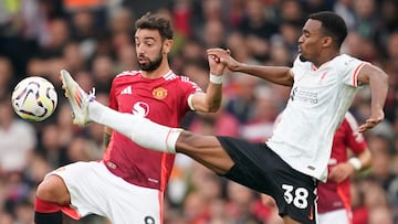 Gravenberch le roba un balón a Bruno Fernandes en Old Trafford.