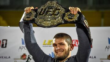 Khabib Nurmagomedov posa con el cinturón de campeón del pelo ligero de la UFC.