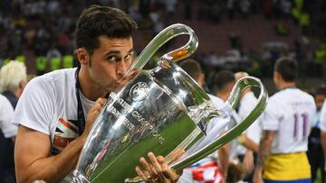 Álvaro Arbeloa besa La Undécima conquistada en Milán.