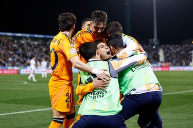 2-3. Gonzalo celebra el tercer gol que marca en el minuto 92 de  partido con sus compañeros.