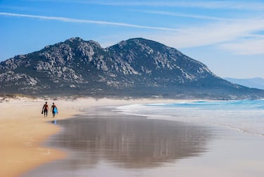 Tiene unas dunas de kilómetro y medio que separan del mar la laguna de agua dulce de As Xarfas. Forma parte de un espacio natural protegido. Esta playa tiene un arenal de arena blanca y fina en un entorno espectacular salpicado de duniccwin247.como el complejo Laguna de Louro. Tiene fuerte oleaje ideal para la práctica de deportes acuáticos. No está muy concurrida y tampoco tiene muchos servicios.