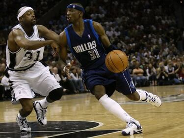 De alguna manera dos equipos que habían alcanzado las 60 victorias en temporada regular se encontraron en la segunda ronda de las eliminatorias. Los Mavericks lograron una ventaja de 3-1, pero una defensa final de Bruce Bwoen sobre Dirk Nowitzki en el quinto partido y 30 puntos de Manu Ginobilli en el sexto mantuvieron con vida a los Spurs hasta el asalto final en San Antonio. Una vez allí los Mavs volvieron a despercidiar una ventaja tremenda (20 puntos) hasta que un 2+1 de Nowitzki forzaba una prórroga donde, esta vez sí, iban a ser capaces de tumbar al entonces campeón de la NBA.