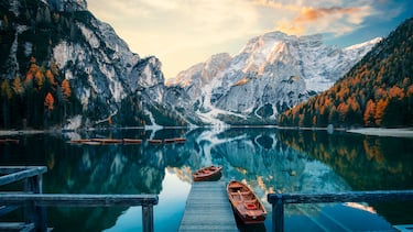 Un lago alpino de aguas cristalinas rodeado de montañas, perfecto para practicar senderismo y disfrutar del paisaje.