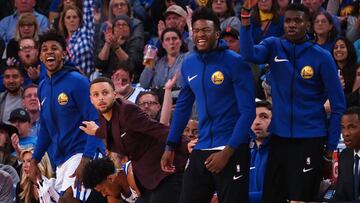 Stephen Curry junto a varios de sus compañeros en los Warriors.