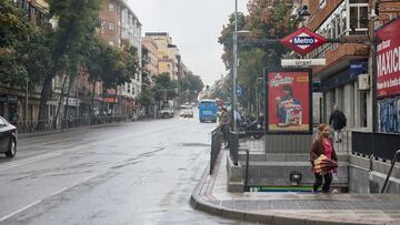 Una mujer con paraguas sale de la parada del metro de Urgel, a 15 de septiembre de 2022, en el distrito de Carabanchel, en Madrid (España). Las precipitaciones producidas por la borrasca ‘Danielle’ en la Comunidad de Madrid se van a intensificar en el día de hoy conforme avance la jornada con alerta por viento e inundaciones. La Sierra y el oeste de la región serán las zonas donde más agua caerá. La lluvia ha aliviado la situación de los embalses de Madrid que han sufrido sequía en los últimos meses y los sitúa en el 57% de su capacidad total.
15 SEPTIEMBRE 2022;LLUVIA;TIEMPO;METEOROLOGÍA;TEMPORAL;TAXI;TRANSPORTE PÚBLICO;
Jesús Hellín / Europa Press
15/09/2022