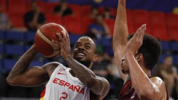 Lorenzo Brown, ante Bako en el España-Bélgica.