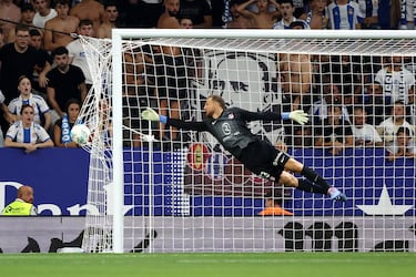 2-1. Remate espectacular de cabeza de Pere Milla de espaldas a la portería. El balón realiza una parábola y entra por la escuadra del palo largo de Jan Oblak.
