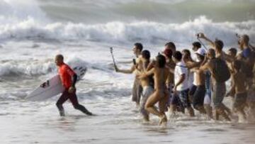 ÍDOLO. Kelly Slater, perseguido por los aficionados que se dieron cita en Peniche (Portugal).