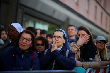 La gente espera fuera de la Basílica Papal de Santa María la Mayor (Santa María Maggiore), antes del funeral del Papa Francisco, en Roma.