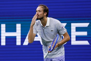 El ruso Daniil Medvedev reacciona durante su partido de primera ronda contra el francés Benjamin Bonzi.