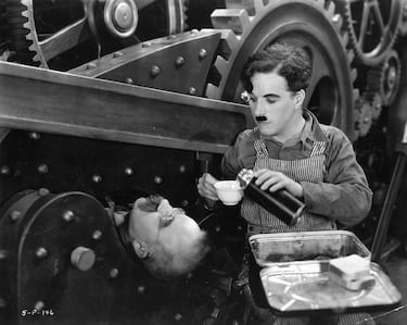 El 13 de febrero de 1936, se estrenó en Londres el largometraje de Charles Chaplin 'Tiempos Modernos'. Una cinta muda pero en la que se incluyó música, cantantes, sonorización de las máquinas...