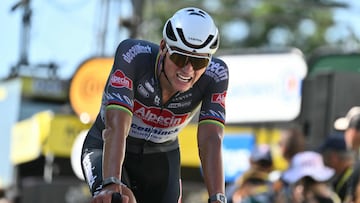 Mathieu van der Poel cruza con agonía la meta de la sexta etapa del Tour en Vire Normandie.