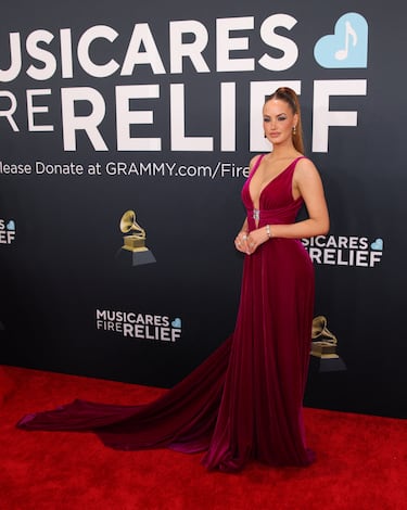 Haley Kalil posa en la alfombra roja de los Grammys 2025 en ell Crypto.com Arena situado en la ciudad de Los Ángeles, en California.