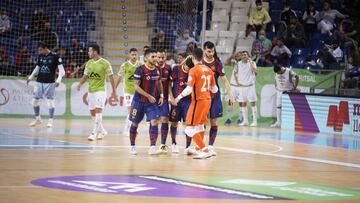 Jugadores del Barça felicitan a Daniel por un gol.
