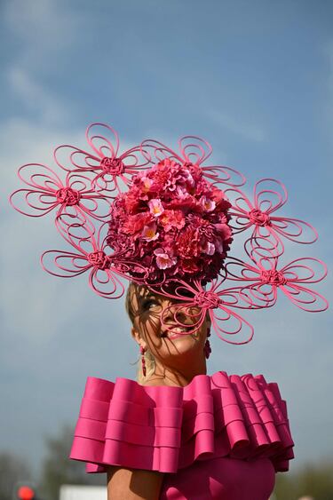 Ambiente durante el 'Ladies Day' del Grand National Festival, la carrera ecuestre más importante de las que se celebran en el Reino Unido, en el Circuito de Aintree, Liverpool.
