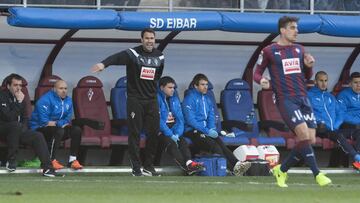 Iñaki Bea dirige ante el Madrid