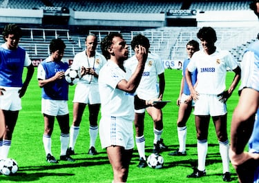 Tras su paso por el Castilla, estuvo en el banquillo del primer equipo siendo decisivo en la consolidación de una generación de futbolistas de leyenda: la Quinta del Buitre.