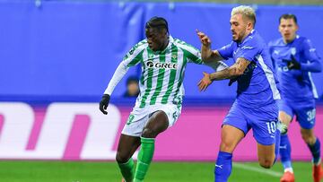Mlada Boleslav (Czech Republic), 28/11/2024.- Assane Diao of Betis (L) in action against Tomas Ladra of Mlada Boleslav (R) during the UEFA Europa Conference League match between Mlada Boleslav and Real Betis in Mlada Boleslav, Czech Republic, 28 November 2024. (República Checa) EFE/EPA/MARTIN DIVISEK