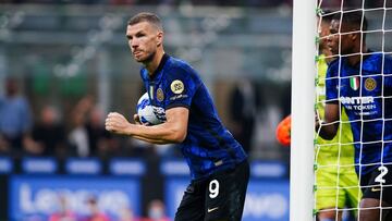 Edin Dzeko, jugador del Inter de Milán, celebra un gol.