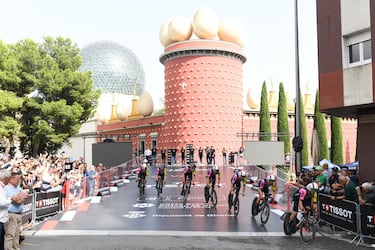 El equipo ciclista Lotto toma la salida de la contrarreloj por equipos en Figueres.