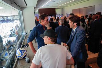 Tom Brady y Kaká se saludaron en uno de los palcos principales de MetLife Stadium. (Chip Somodevilla/Getty Images/AFP)