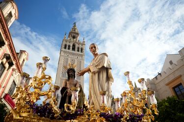 Imágenes de la Hermandad de San Benito que hace estación de penitencia este Martes Santo, en Sevilla. 