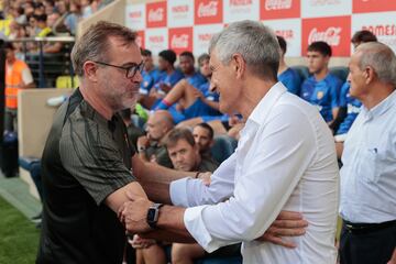 Óscar Hernández y Quique Setién se saludan antes del choque.