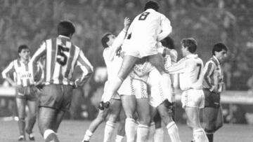 Los madridistas celebran un gol en la Liga de la 1989-90, que ganaron con el récord de los 107 goles.