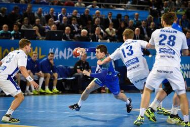 25-26. Eslovenia también
derrota a los islandeses