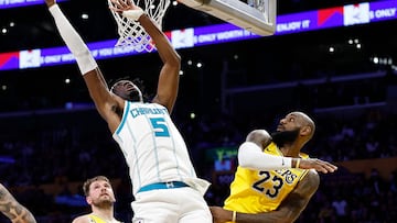 Mark Williams y LeBron James -