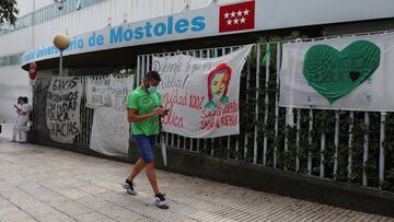 Un hombre con mascarilla pasa por delante del Hospital Universitario de Móstoles.