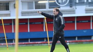Arrasate dirigiendo un entrenamiento.