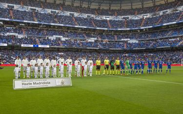 Los jugadores del Real Madrid y el Melilla posan en el centro del campo antes del inicio del encuentro.