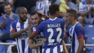 Lucas Pérez, felicitado por sus compañeros tras marcar dos goles.
