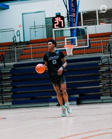 El segundo de los Thompson. Aunque comparte similitudes, es un jugador totalmente diferente a su hermano. También protagonista de Overtime Elite, Ausar, a pesar de tener la misma edad y altura (19 años, 1,98 metros), tiene unas condiciones físicas que le permiten explotar otras virtudes. 

