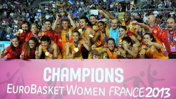 Spain's players pose with their gold medals as they celebrate with their trophy after winning the Women's Euro Basketball final match against France on June 30, 2013 in Orchies, northern France. AFP PHOTO DENIS CHARLET
EUROBASKET FEMENINO 2013 FINAL
FRANCIA - SELECCION ESPAÑOLA ESPAÑA
ALEGRIA CAMPEONES
PUBLICADA 01/07/13 NA MA49 5COL