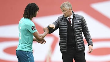 Ole Gunnar Solskjaer y Nathan Ake.