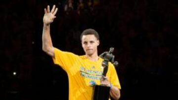 Curry, con el trofeo de MVP.