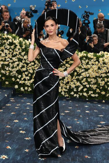 Demi Moore posa en la alfombra roja de la MET Gala 2025.