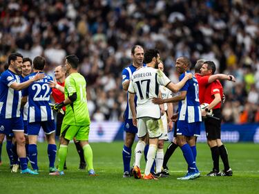 Paulo Assunçao y Álvaro Arbeloa se saludan tras la finalización del Corazón Classic Match 2024.