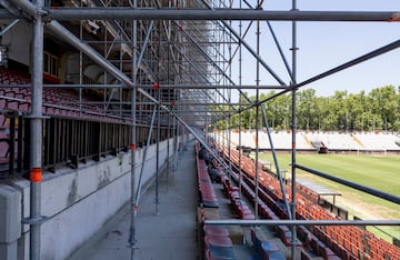El temporada 25/26 el conjunto madrileño jugará en la Conference League. Por ello, una delegación de la UEFA ha inspeccionado el estadio de Vallecas. Los han revisado la grada, carpeta en mano, acompañados por diferentes empleados del club rayista. Según la norma, el campo debe pertenecer a la categoría 4 y el mayor inconveniente para conseguirlo son las las dimensiones del terreno de juego.