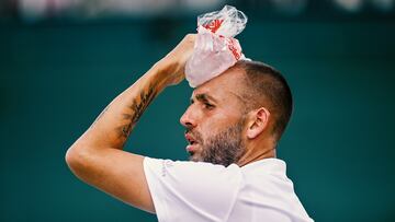 Daniel Evans, de Gran Bretaña, se aplica hielo en la cabeza durante una pausa mientras juega contra Jay Clarke, también de Gran Bretaña, durante el partido de primera ronda del torneo individual masculino de la segunda jornada del Campeonato de Wimbledon 2025.