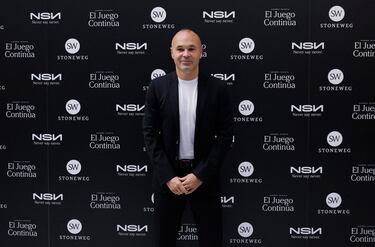 Andrés Iniesta posa en el photocall durante el acto del anuncio de su retirada del fútbol celebrado en el Puerto de Barcelona.