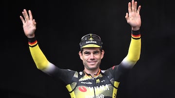 Team Visma-Lease a Bike Belgian rider Wout van Aert waves at fans ahead of the 'Natourcriterium Herentals' cycling race, in Herentals on July 31, 2025. (Photo by Tom Goyvaerts / Belga / AFP) / Belgium OUT