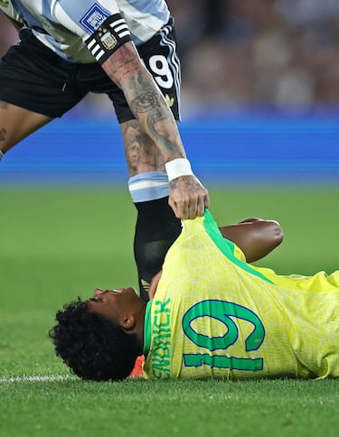 Nicolás Otamendi levanta de la camseta al jugador del Real Madrid, Endrick.