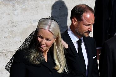 El príncipe heredero de Noruega, Haakon, y la princesa heredera Mette-Marit caminan antes de la misa funeral del Papa Francisco.