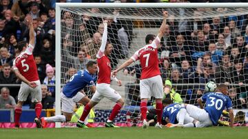 Los jugadores del Arsenal protestan el gol de Jagielka